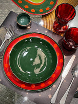 mesas-elegantes-con-platos-verdes-y-topos-rojos