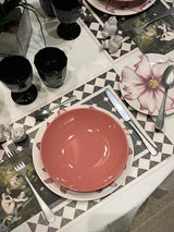 mesas-elegantes-con-vajillas-rosas-y-floreadas