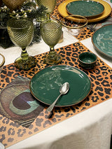 mesas-originales-con-vajilla-verde-leopardo-y-pavo-real