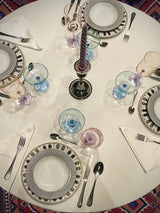 mesas-puestas-con-vasos-y-copas-de-colores