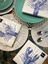 mesas-veraniegas-con-servilletas-con-langostas-azules