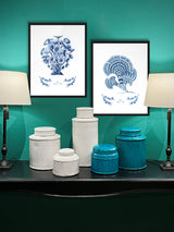 mueble-consola-con-jarrones-y-cuadros-de-corales