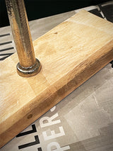 pie-de-madera-para-escultura-plateada-moderna