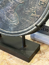 replica-moneda-antigua-rey-jorge-sobre-peana