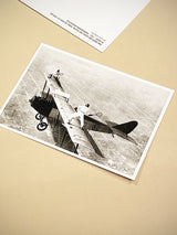 tarjeta-postal-jugando-a-tennis-encima-de-una-avioneta