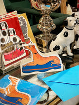 tarjeta-con-perro-galgo-patas-cruzadas