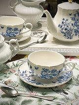 tazas-de-te-y-teteras-de-porcelana-azul-y-blancas