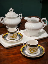 tazas-lechera-azucarero-de-porcelana-sobre-bandeja