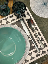 vestir-la-mesa-con-individuales-estampados-geometricos