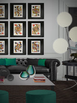 Salón decorado con cuadros y láminas de baraja