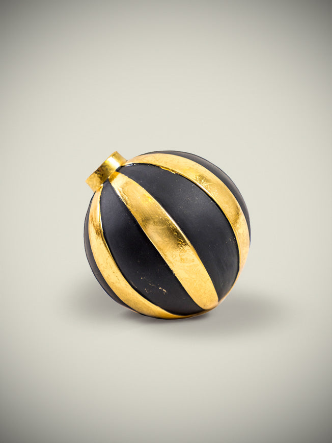 bola-decorativa-de-navidad-dorada-y-negra