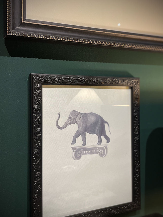 Cuadro Decorativo 'Elefante Sobre Capitel' - 25,5x20,5 cm