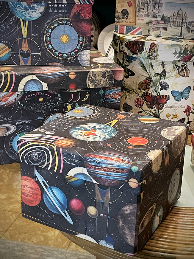 Caja Cuadrada Pequeña 'Planetarium' - 21x21x13 cm