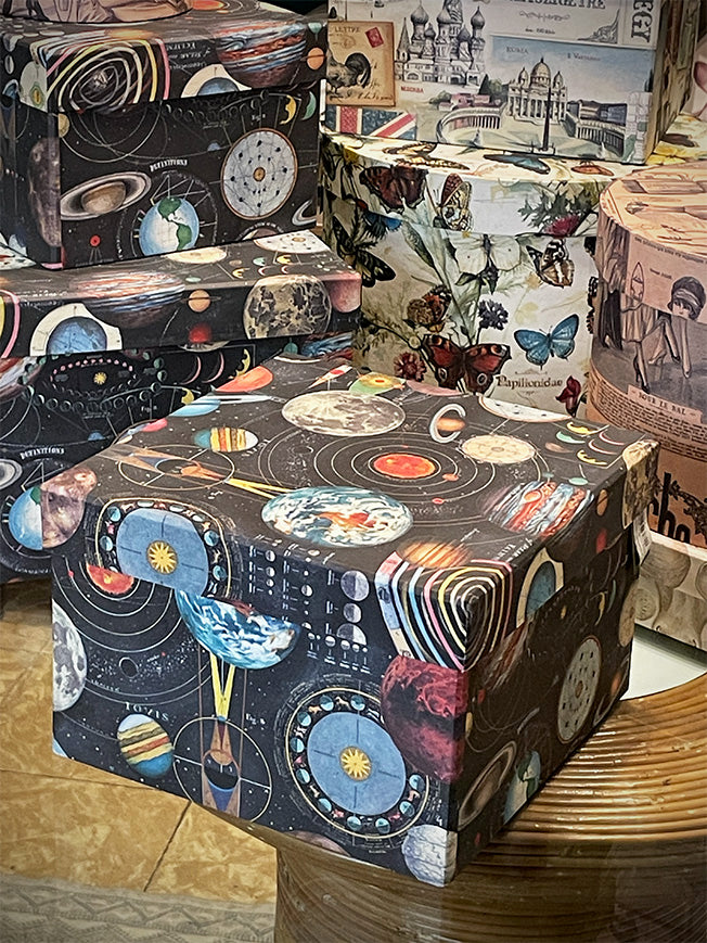 Caja Cuadrada Mediana 'Planetarium' - 24x24x16 cm