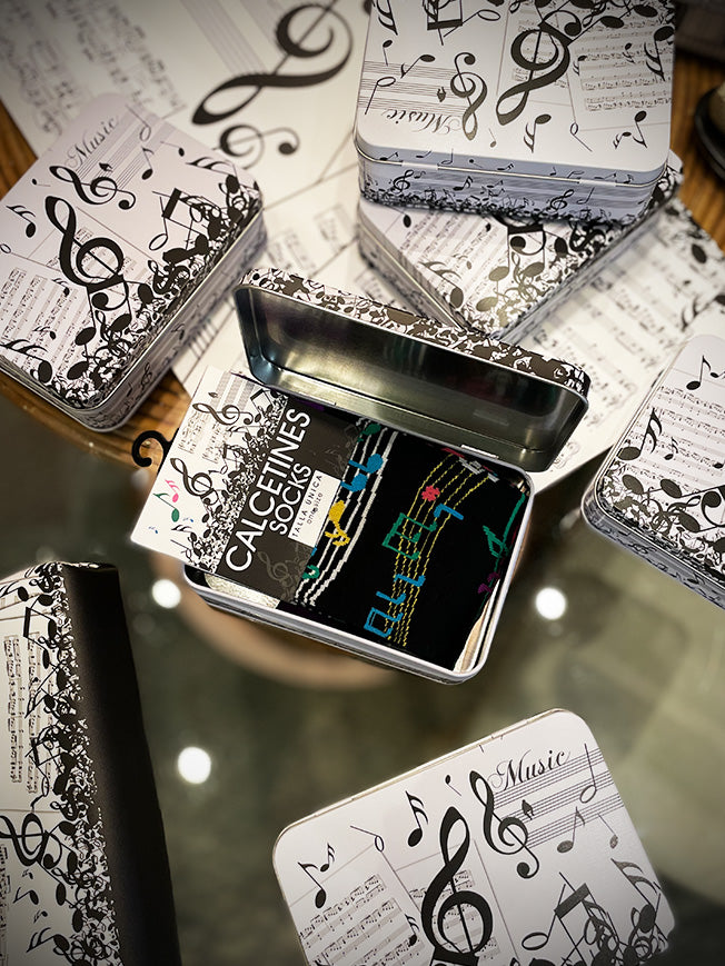 Calcetines en Caja de Lata 'Partituras Musicales' - Negro