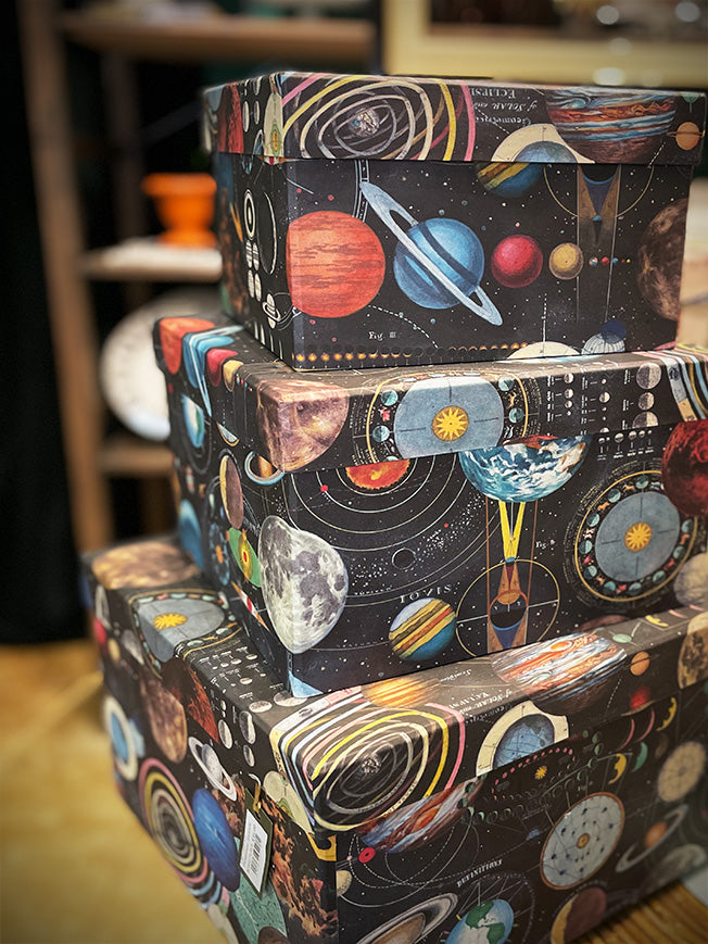 Caja Cuadrada Pequeña 'Planetarium' - 21x21x13 cm