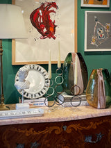 comoda-antigua-con-candelabros-de-cristal-de-colores