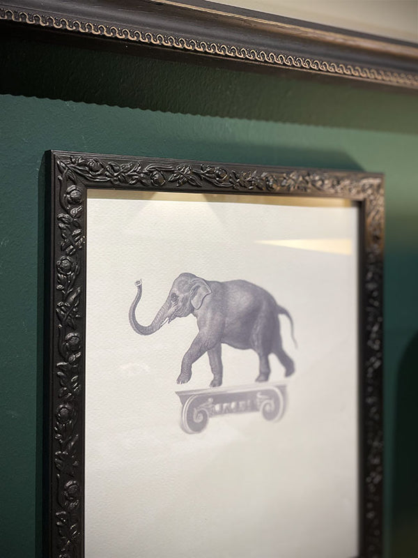 Cuadro Decorativo 'Elefante Sobre Capitel' - 25,5x20,5 cm