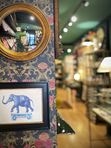 Pequeño Cuadro Decorativo 'Elefante Sobre Capitel' - 18x13 cm