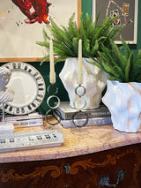 decoracion-con-candelabros-de-aros-de-cristal-de-colores