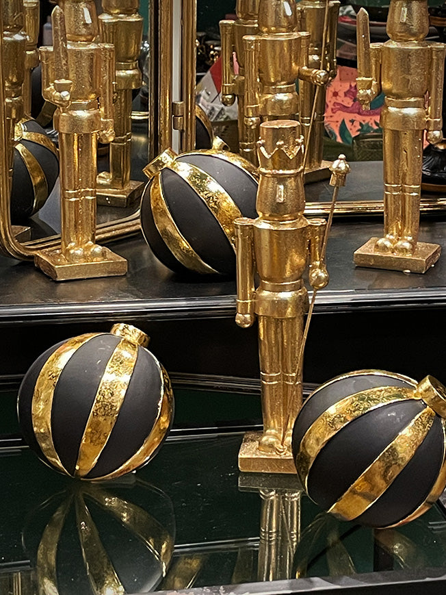 decoracion-de-navidad-con-cascanueces-y-bolas-negras-y-doradas