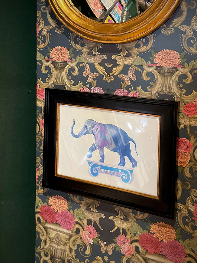 Pequeño Cuadro Decorativo 'Elefante Sobre Capitel' - 18x13 cm