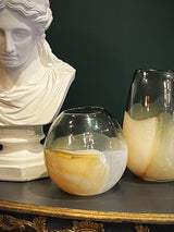 decoracion-interior-con-busto-blanco-y-jarrones-de-cristal