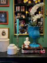 decoracion-interior-con-jarrones-y-copas-vintage-pintadas-en-azul