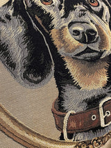 detalle-cojin-tapiceria-belga-perro-teckel-sobre-papel-rayas
