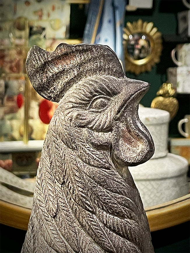 detalle-figura-decoracion-de-un-gallo-acabado-rustico
