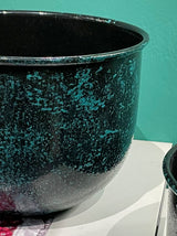 detalle-jarron-metalico-azul-y-negro