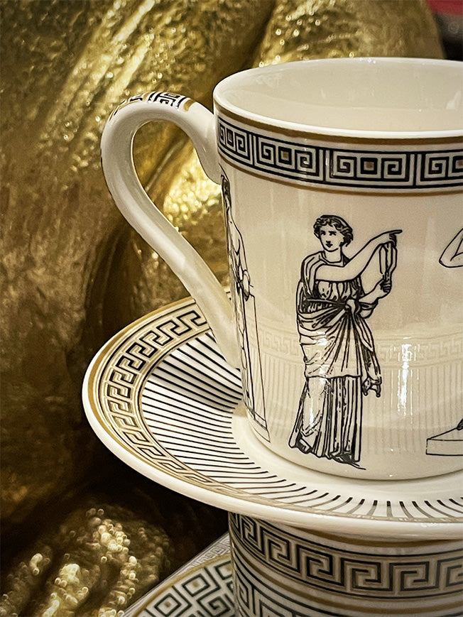 detalle-taza-de-cafe-porcelana-de-juego-motivos-grecoromanos