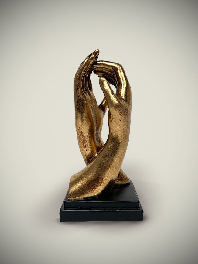 escultura-manos-doradas-entrelazadas