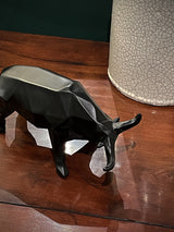 figura-decoracion-de-un-toro-negro-moderno