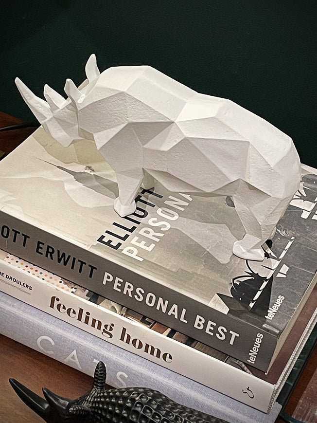 figura-decoracion-rinoceronte-textura-origami-blanco