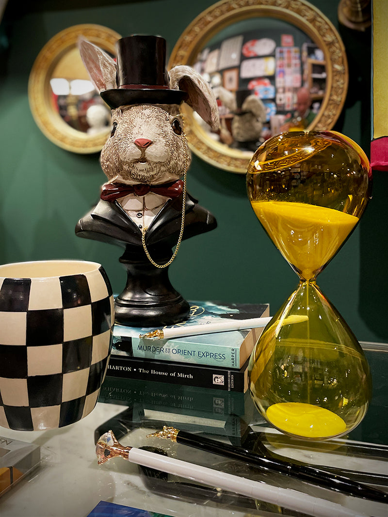 figura-decorativa-conejo-alicia-con-sombrero-negro