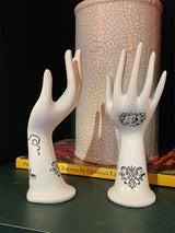 figura-decorativa-mano-blanca-con-tattoos