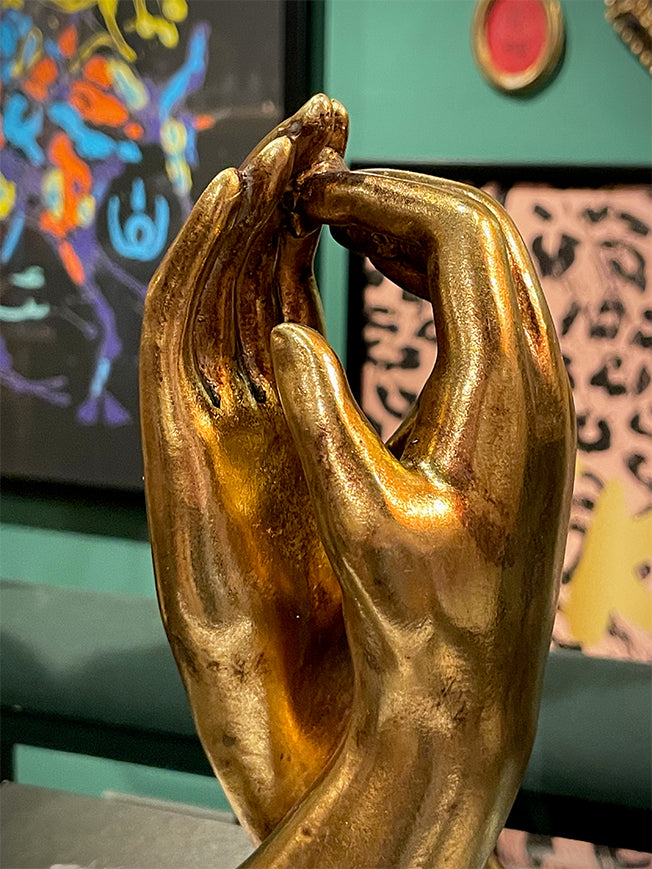 figura-decorativa-manos-doradas-entrelazadas