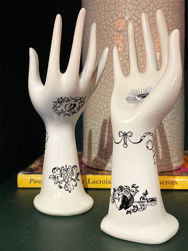 figuras-manos-decorativas-blancas-con-dubujos-corazones