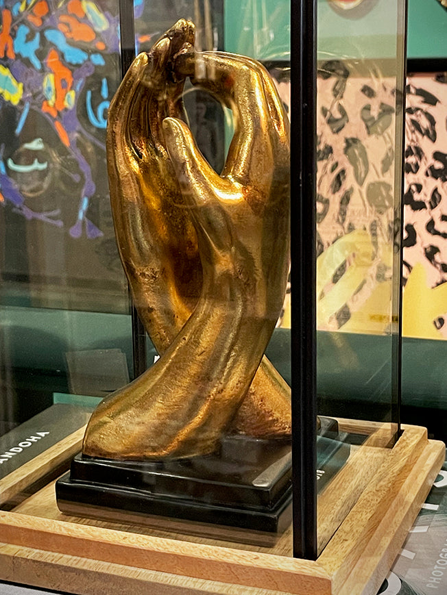 interlocking-fingers-gold-sculpture