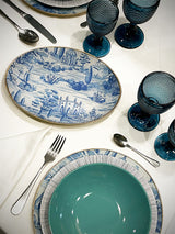 mesa-con-platos-y-boles-en-cristal-decoupage-toile-de-jouy-azul