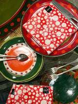 mesa-de-color-con-servilletas-topos-blancos-sobre-rojo