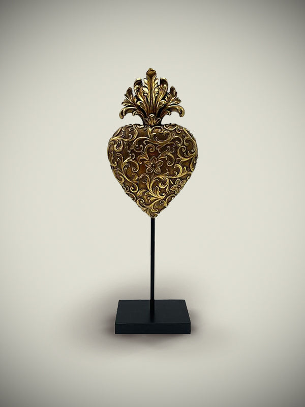 pieza-decorativa-corazon-ex-voto-sobre-peana