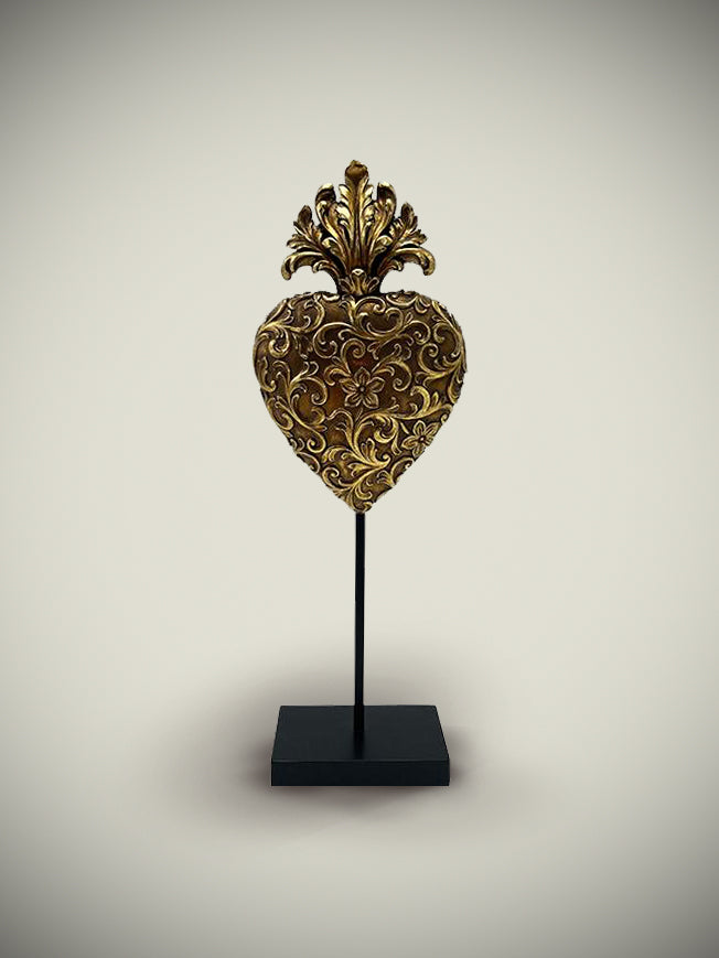 pieza-decorativa-corazon-ex-voto-sobre-peana
