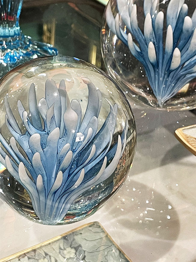 pisapapeles-de-cristal-con-flor-azul