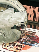 pisapapeles-de-cristal-decorativo-con-detalle-flor-blanca