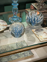     pisapapeles-decorativos-en-cristal-y-flor-azul