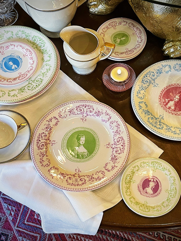 table-setting-with-marie-antoinette-dessert-plates