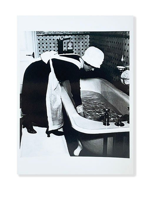 Postal 'Parlourmaid Preparing a Bath' - Bill Brandt, 1930´s