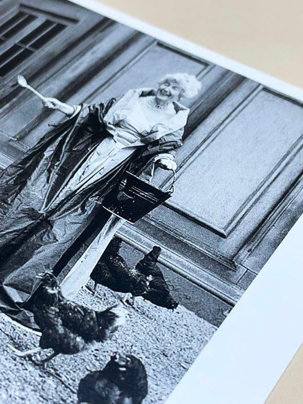 Postcard 'The Duchess of Devonshire Feeding Her Chickens' - Bruce Weber